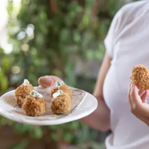 Croquetas de Roquefort, miel y nueces