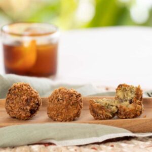 Croquetas de espinacas, queso de cabra y pasas